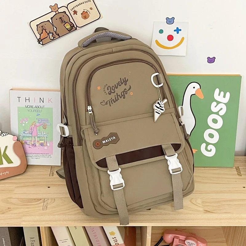 Funktionaler Schulrucksack im Cartoon-Stil
