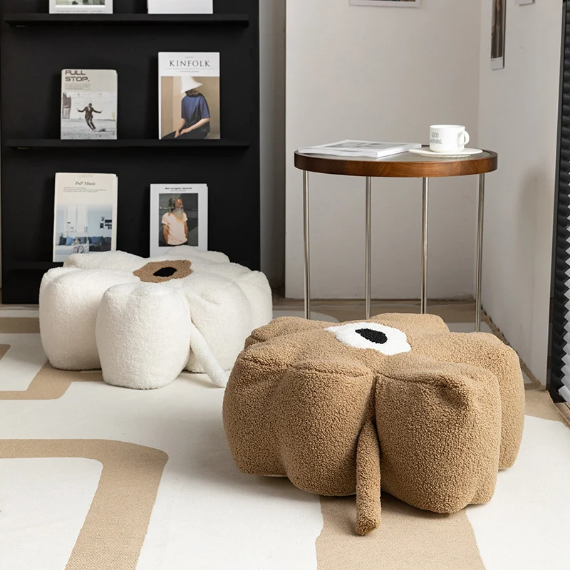 Blumenförmiger Bodensitzpouf mit Bouclé‑Bezug und segmentierter Polsterung