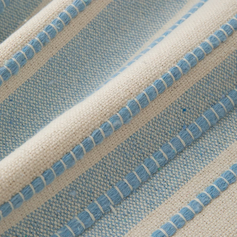 Quadratisches gestreiftes Leinen-Dekokissen mit Fransenrand und strukturierter Webung