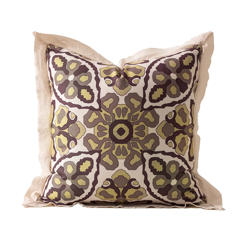 Quadratisches dekoratives Kissen mit mandalaähnlichem Jacquardmotiv und Leinen‑Flange