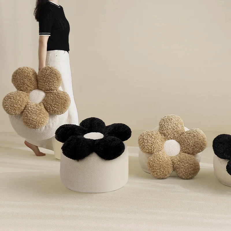Runder Sitzpouf mit Blumen-Sitzkissen, Bouclé-Bezug und weichem Kunstfellaufsatz