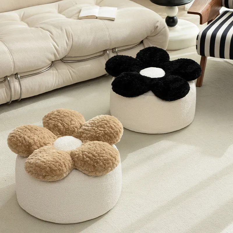 Runder Sitzpouf mit Blumen-Sitzkissen, Bouclé-Bezug und weichem Kunstfellaufsatz