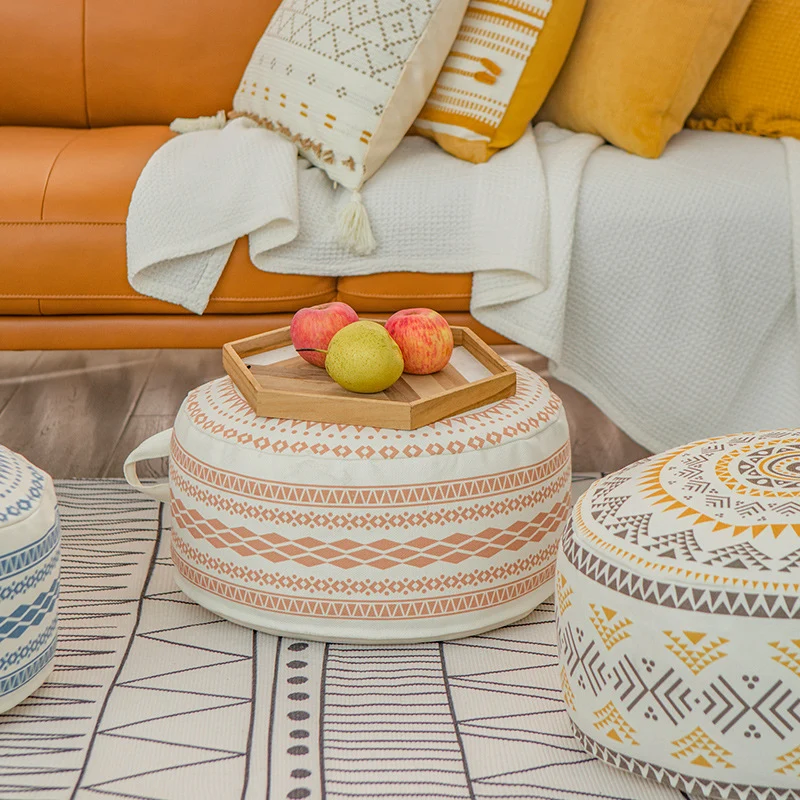 Runder Sitzpouf aus robustem Baumwollmix mit Ethno-Mandala‑Print und Tragegriff