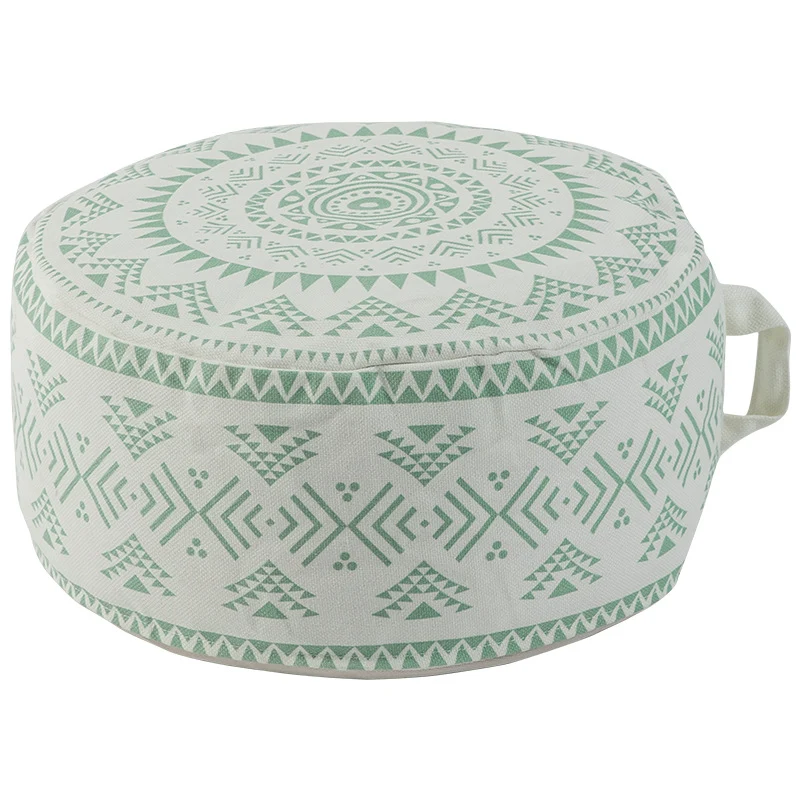 Runder Sitzpouf aus robustem Baumwollmix mit Ethno-Mandala‑Print und Tragegriff