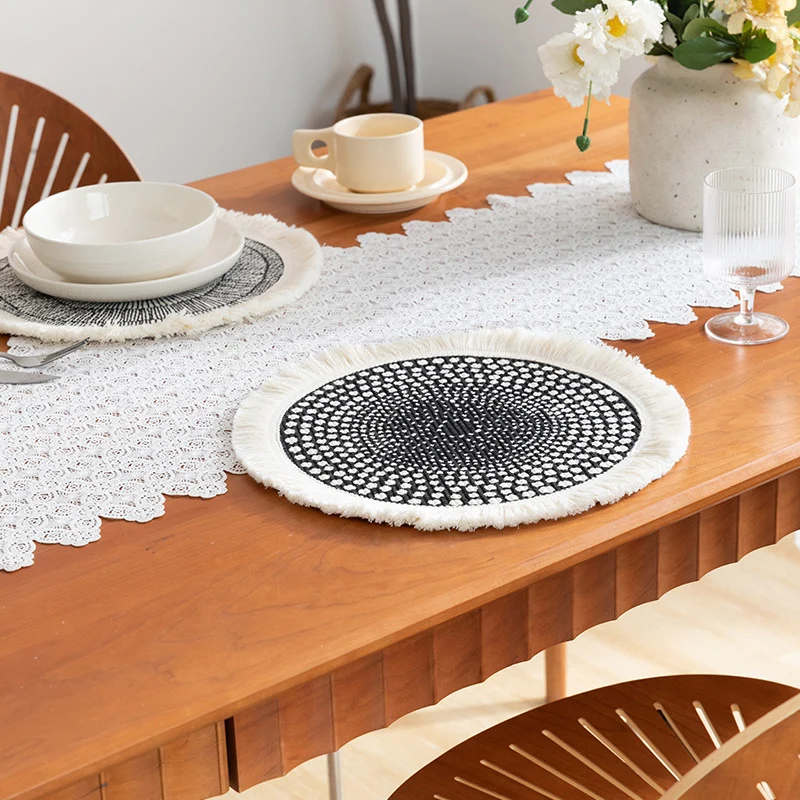 Runder handgewebter Baumwoll-Teppich mit Fransen und grafischem Ethno-Jacquard