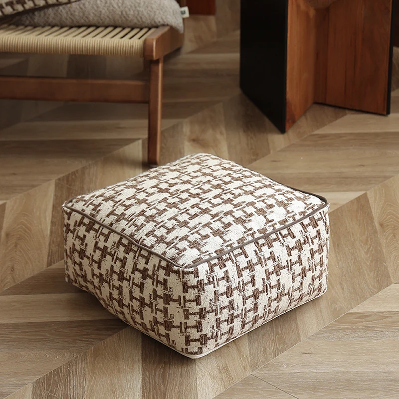 Quadratischer Bodenpouf mit Hahnentritt-Jacquard, Kedernaht und formstabilem Schaumkern