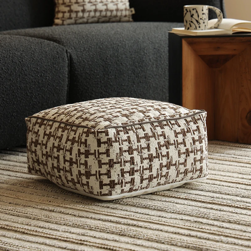 Quadratischer Bodenpouf mit Hahnentritt-Jacquard, Kedernaht und formstabilem Schaumkern