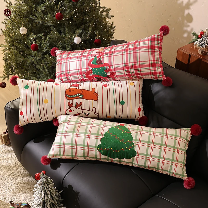 Langes Nacken- und Dekokissen mit Karomuster, Hunde‑Tannenbaum-Applikation und Bommel