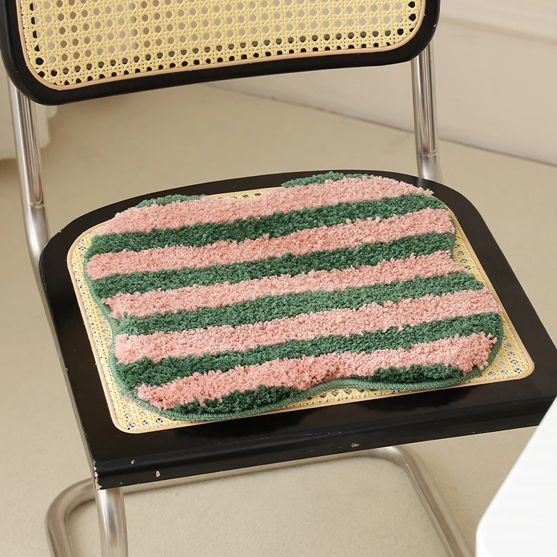 Geformte Hochflor-Badematte mit diagonaler Streifenstruktur