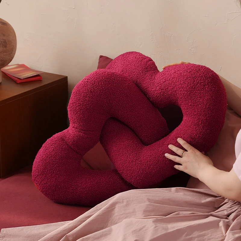 Geflochtenes Herz-Kuschelkissen-Duo mit Bouclé-Bezug und flexibler Füllung