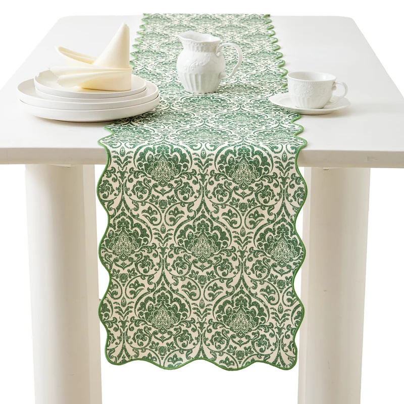 Eleganter Tischläufer mit gewelltem Saum und Barock‑Damast‑Muster