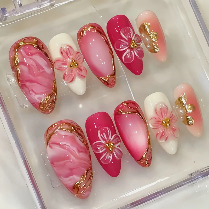 Blumeninspiriertes Press-On Nagelkunst