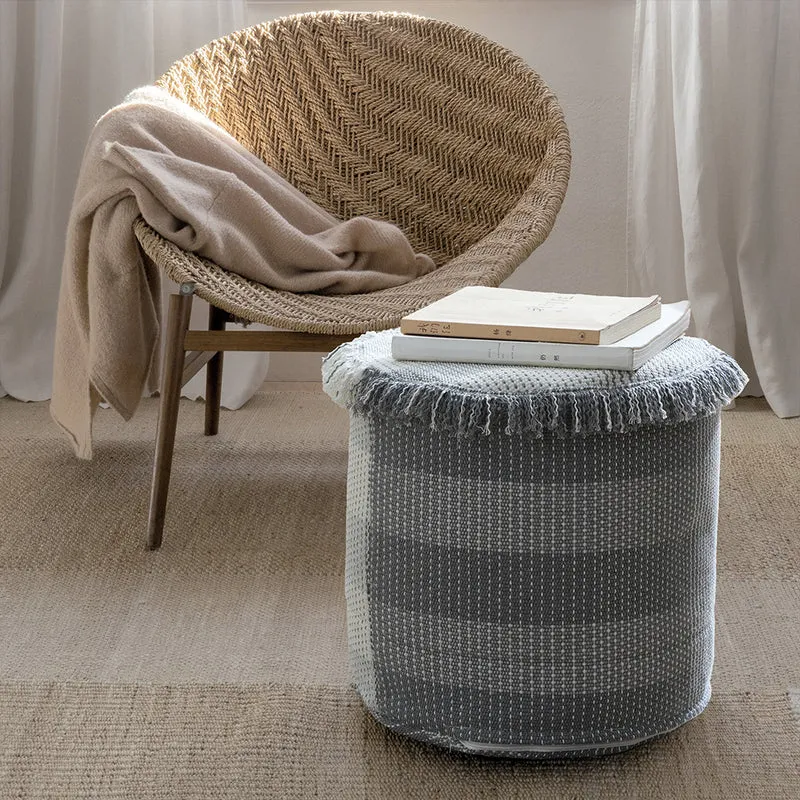 Gepolsterter Pouf Sitzhocker mit gewebter Struktur und Tragegriff