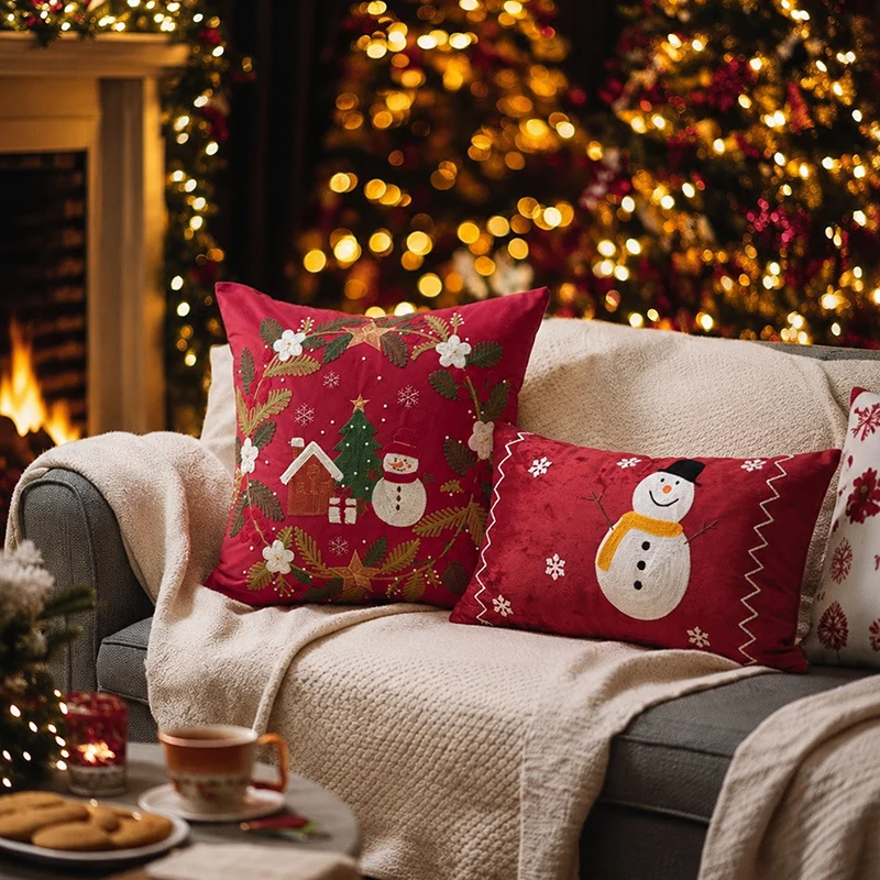 Bestickter weihnachtlicher Dekokissenbezug mit Pailletten und festlichem Kranzmotiv