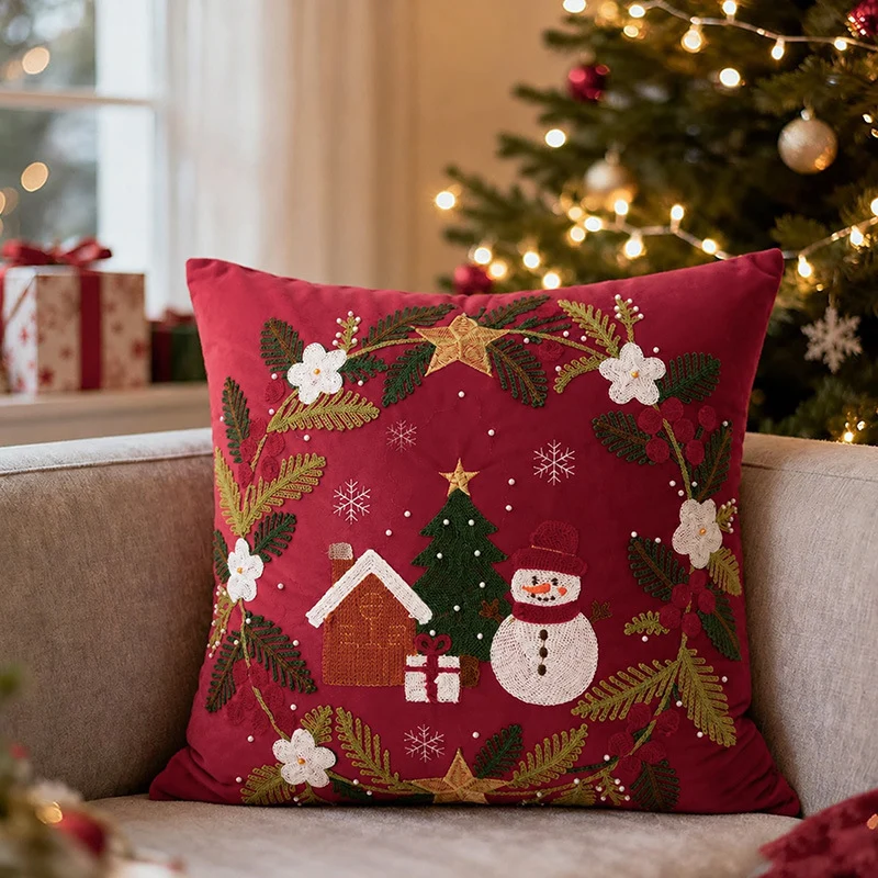 Bestickter weihnachtlicher Dekokissenbezug mit Pailletten und festlichem Kranzmotiv