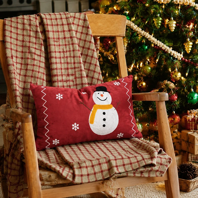 Bestickter weihnachtlicher Dekokissenbezug mit Pailletten und festlichem Kranzmotiv