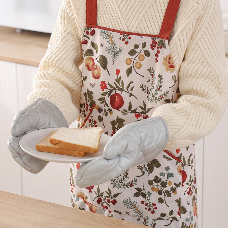 Latzschürze aus robustem Baumwollmix mit verstellbarem Nackenband und aufgesetzten Fronttaschen