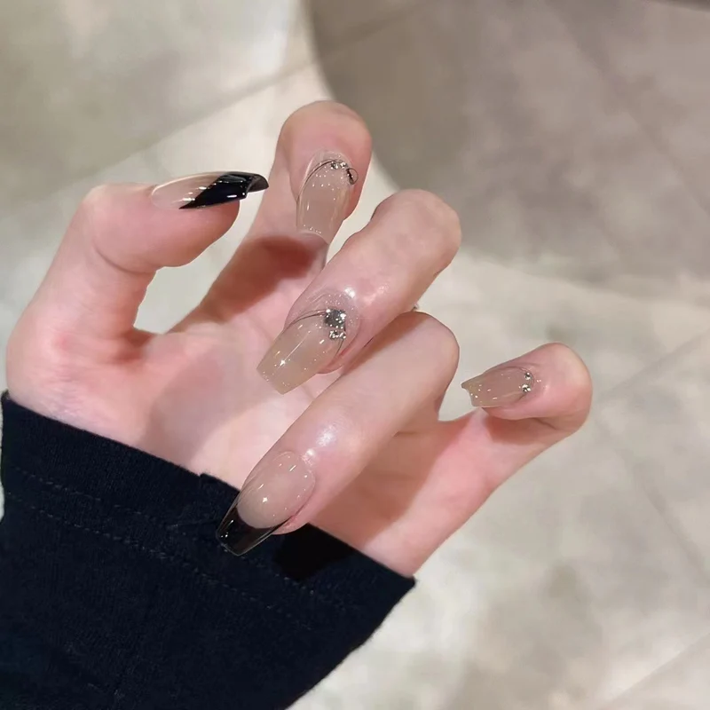 Dekoratives Press-On-Nagelset mit elegantem Design