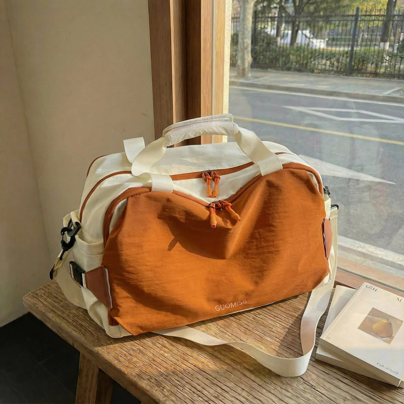 Sportliche Reisetasche mit mehreren praktischen Fächern