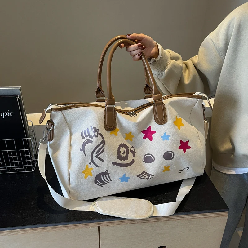 Sportliche Reisetasche mit kreativen Applikationen Skanto