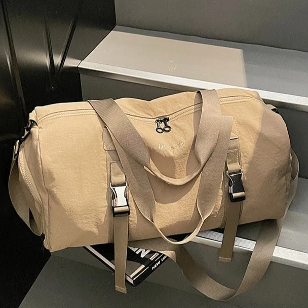 Sportliche Reisetasche mit verstellbarem Schultergurt und ergonomischen Griffen Skanto