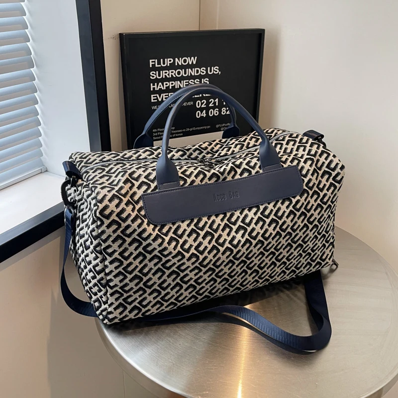 Sportliche Reisetasche mit strapazierfähigem Material und praktischen Fächern