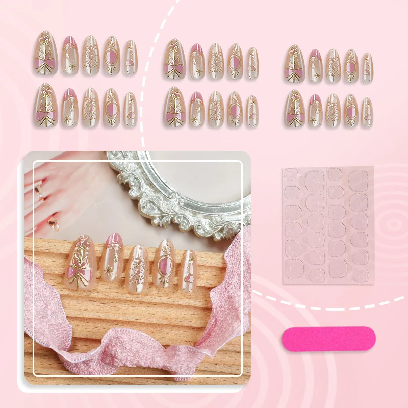 Dekoratives Press-On Nagelkunst-Set mit floralen und metallischen Akzenten