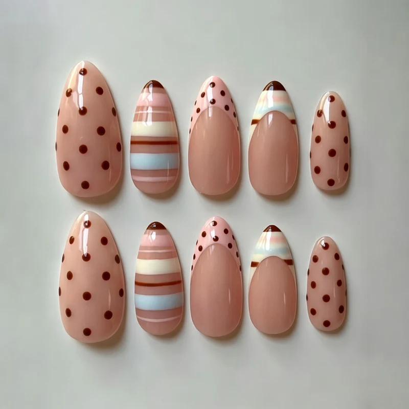 Dekoratives Druck-Nagelset mit Punkten und gestreiften Designs