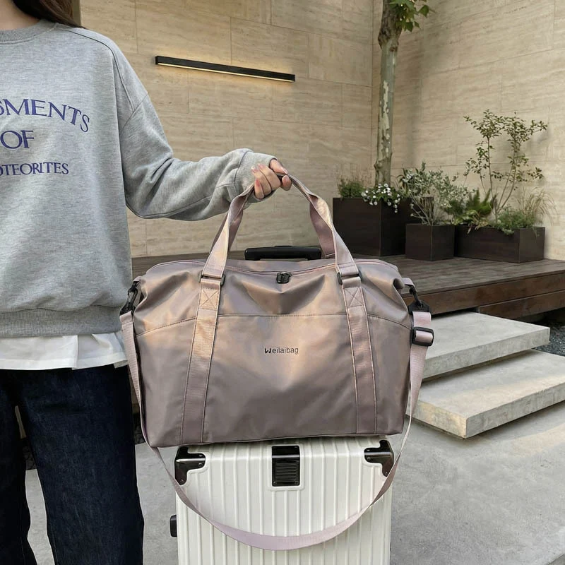 Multifunktionale Sport- und Reisetasche mit strukturierter Oberfläche Skanto