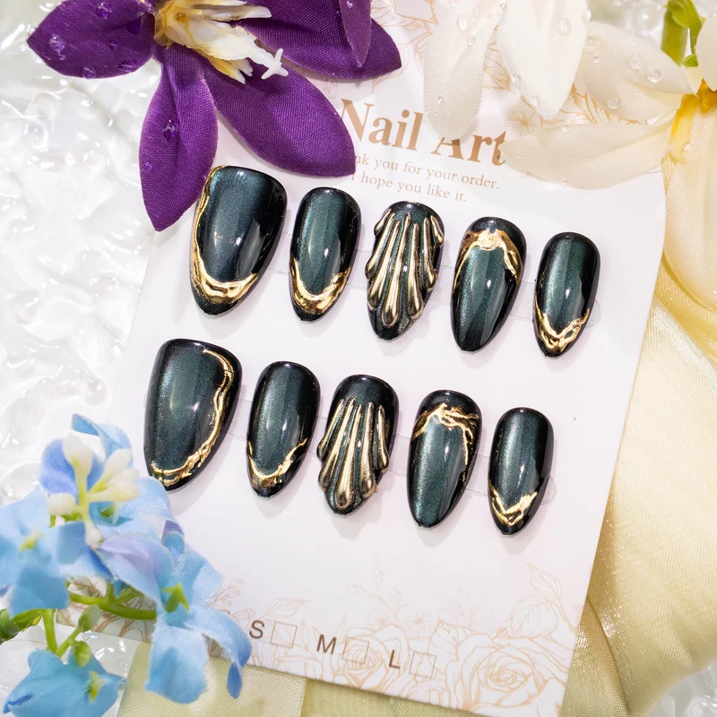 Dekoratives Press-On-Nagelkunst-Set mit luxuriösen metallischen Akzenten