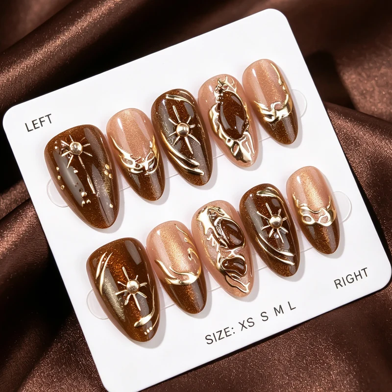 Dekoratives Press-On Nagelkunst-Set mit goldenen Akzenten