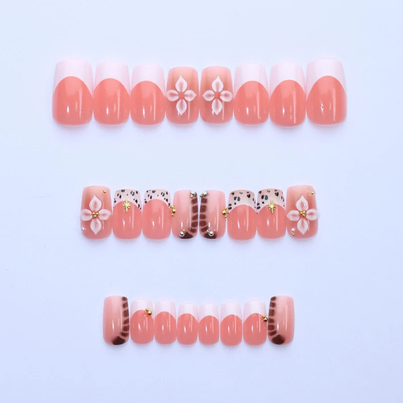 Dekorativer, floral-inspirierter Press-On-Nagelkunst-Set