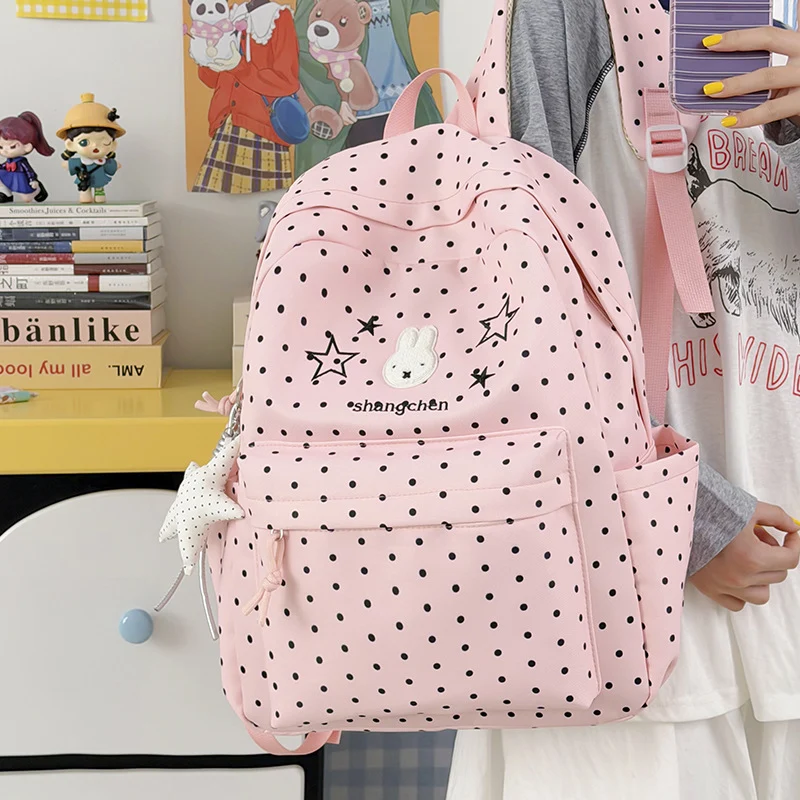 Verspielt gepunkteter Rucksack mit Hasenmotiv Karnz