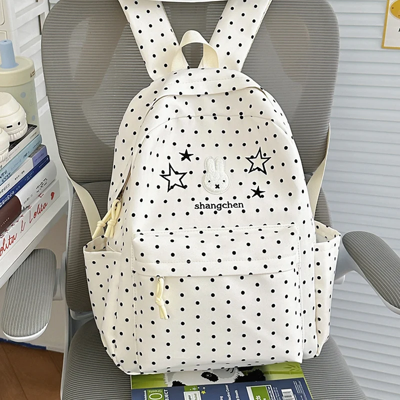 Verspielt gepunkteter Rucksack mit Hasenmotiv Karnz