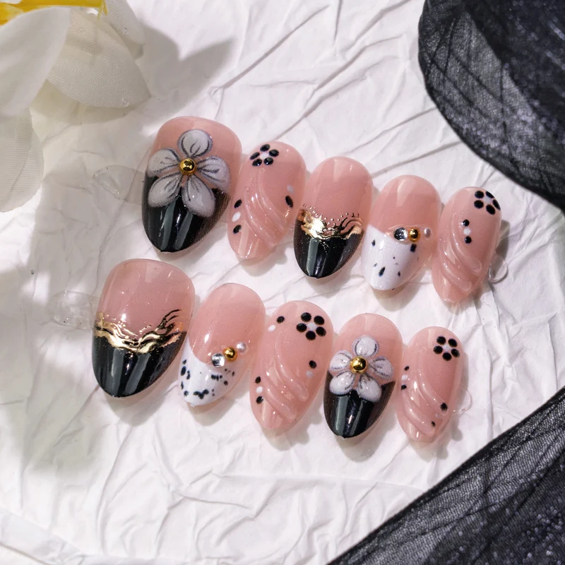 Künstlerisches Press-On-Nageldesign-Kit