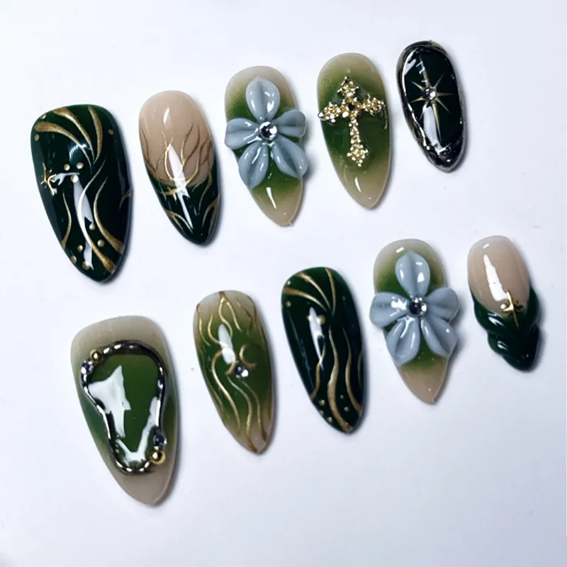 Künstlerisches Press-On-Nagelkunst-Set mit floralen und metallischen Designs