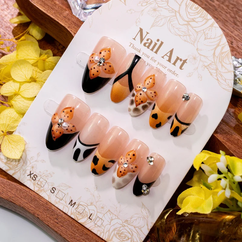 Künstlerisches Press-On-Nail-Art-Set mit floralem und Leopardenmuster