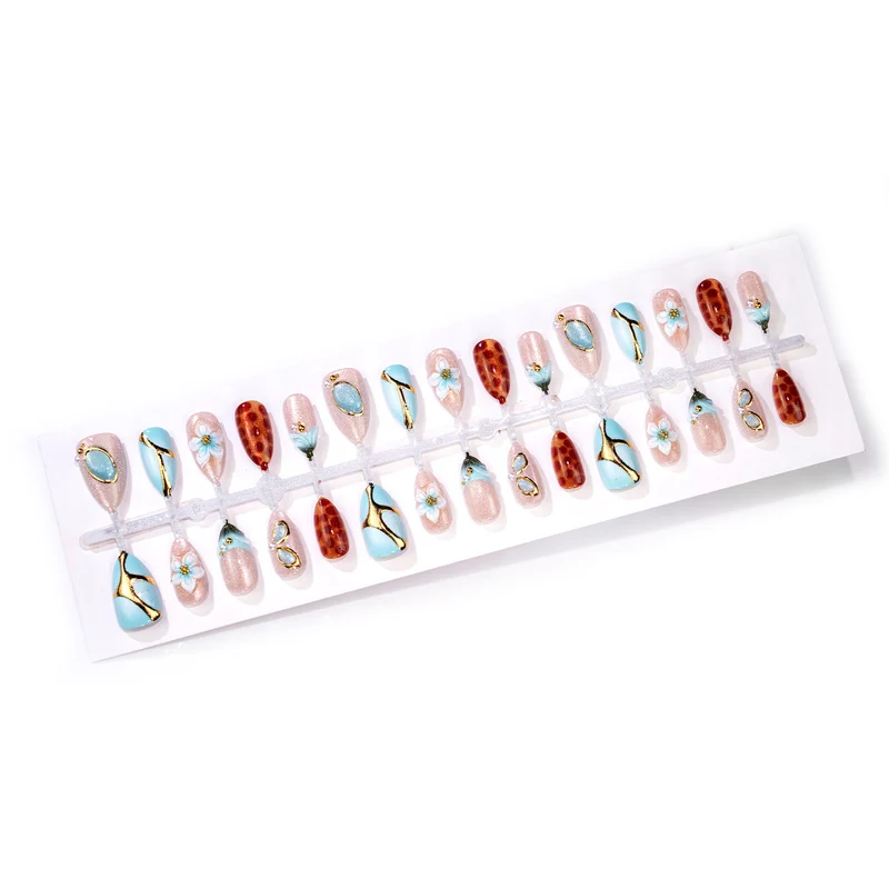 Künstlerisches Press-On Nail Art Set mit floralen und geometrischen Merkmalen