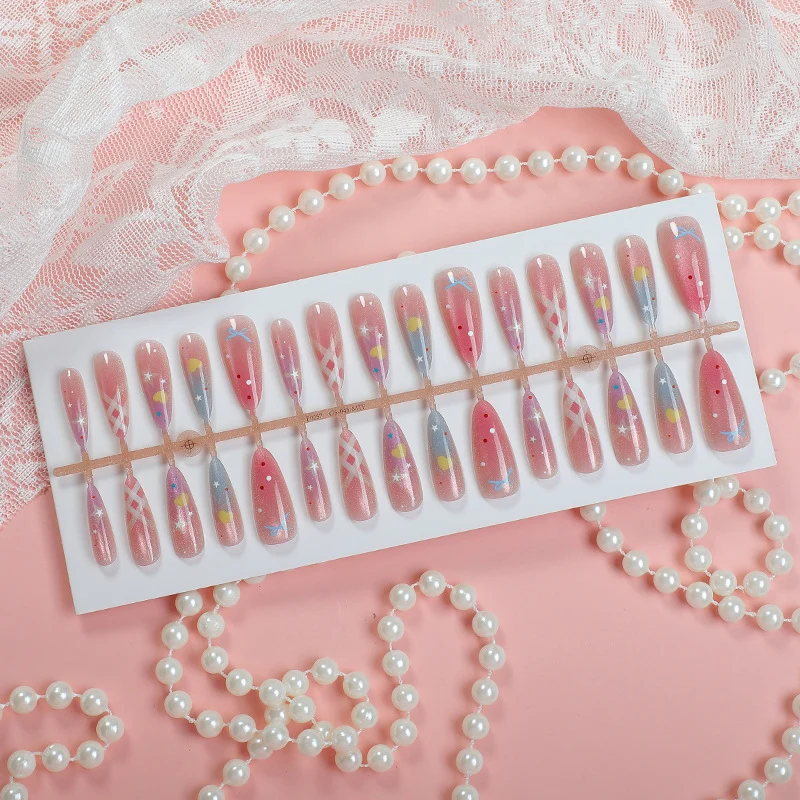Künstlerisches Press-On Nagelkunst Set mit kreativen Mustern