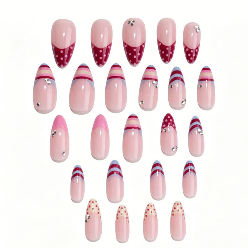 Kreatives Press-On Nagelset mit dekorativen Mustern