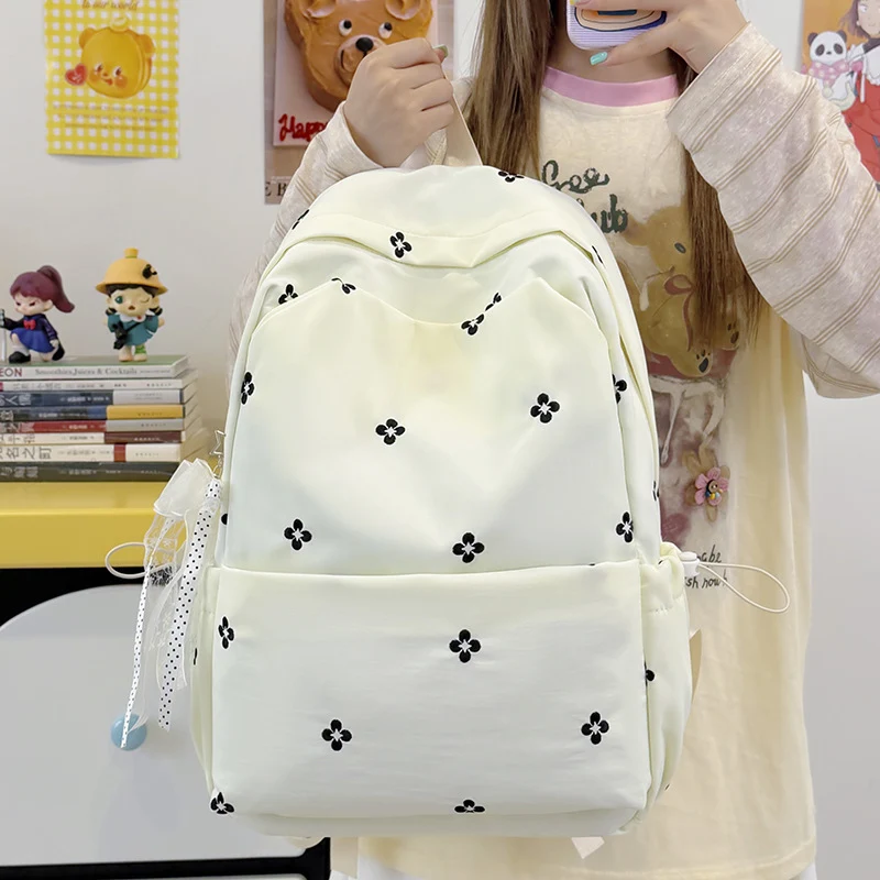 Blumenbestickter Freizeit-Rucksack Karnz