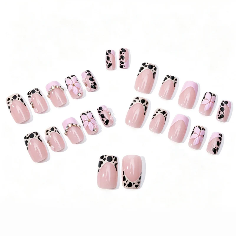 Künstlerisches dekoratives Press-On Nageldesign