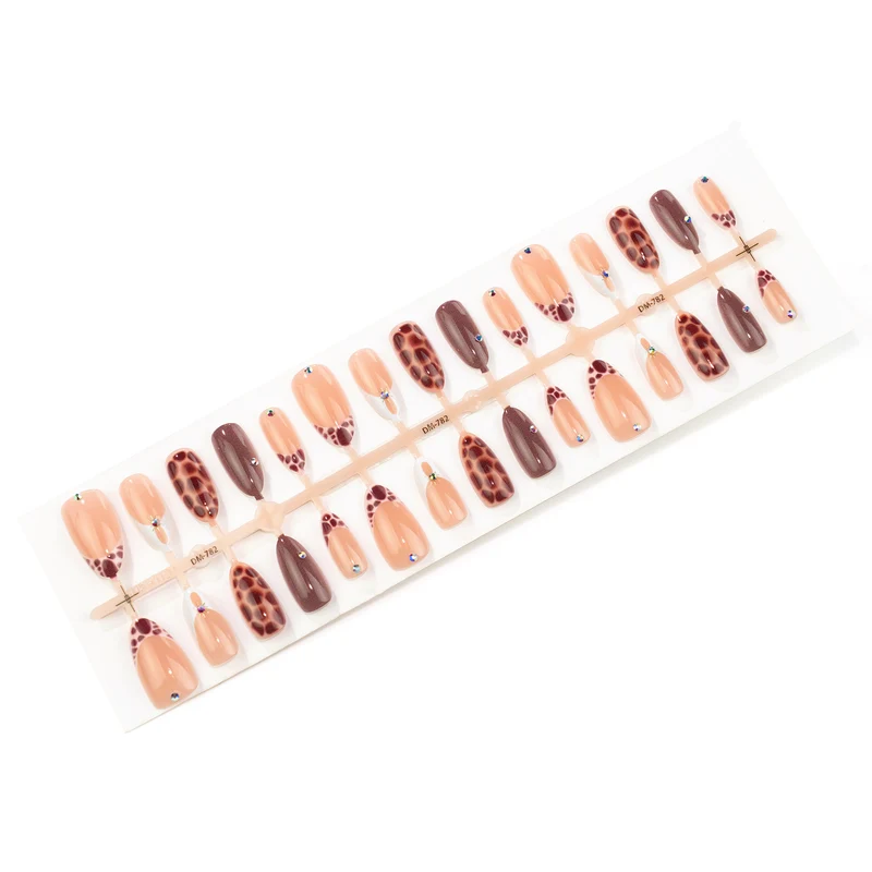 Künstlerisches Nagelkunstset mit Giraffendruck und glänzendem Finish