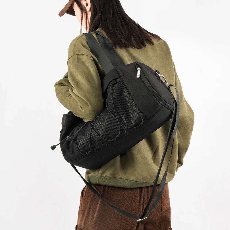 Sportliche Crossbody-Tasche mit verstellbaren Tragegriffen und atmungsaktivem Mesh-Material Skanto