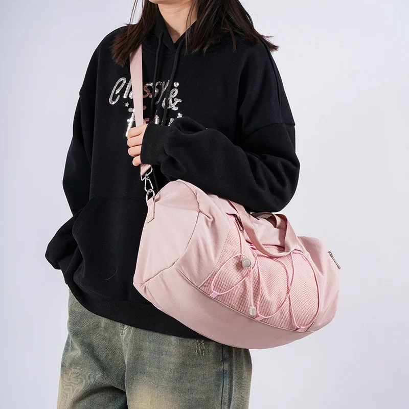 Sportliche Crossbody-Tasche mit verstellbaren Tragegriffen und atmungsaktivem Mesh-Material Skanto