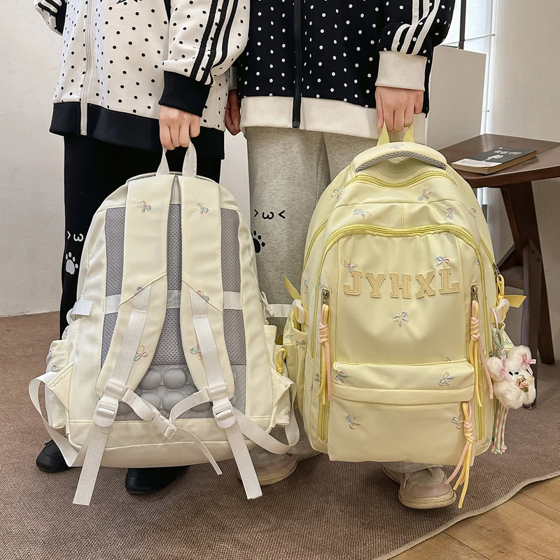 Dekorativer gestickter Rucksack Karnz