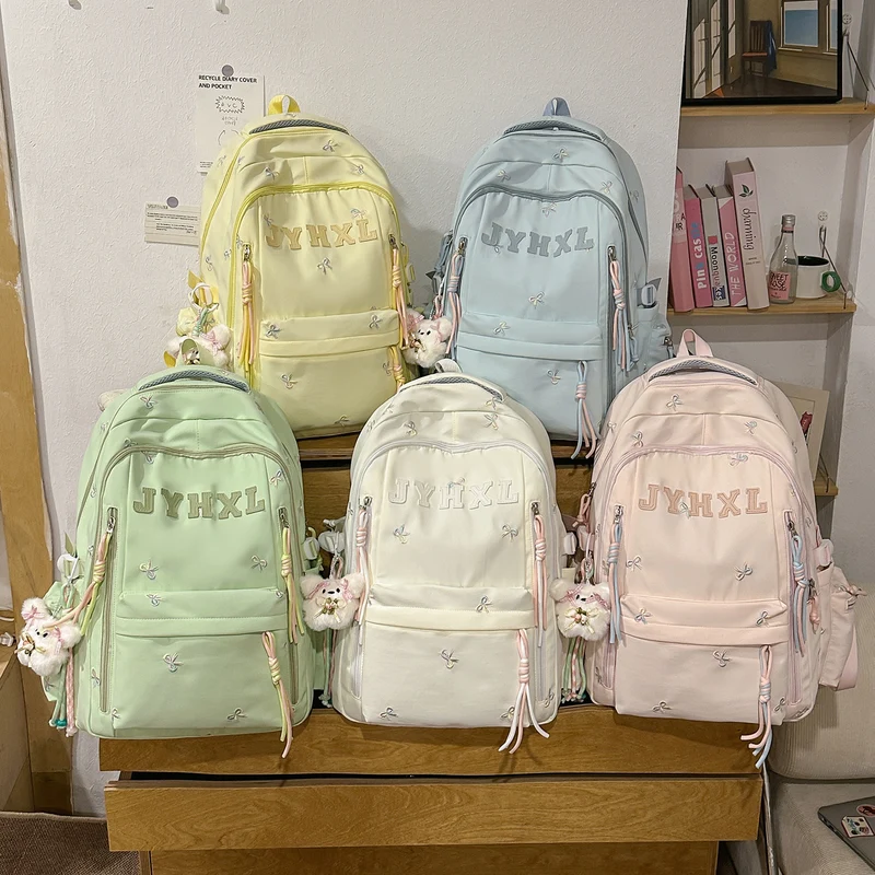 Dekorativer gestickter Rucksack Karnz
