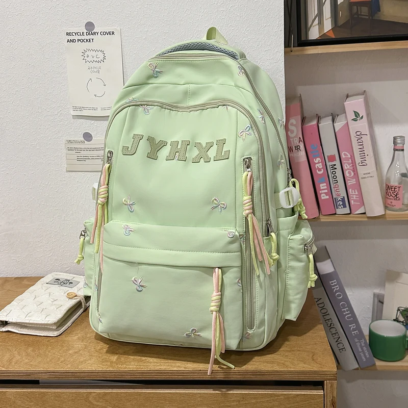 Dekorativer gestickter Rucksack Karnz