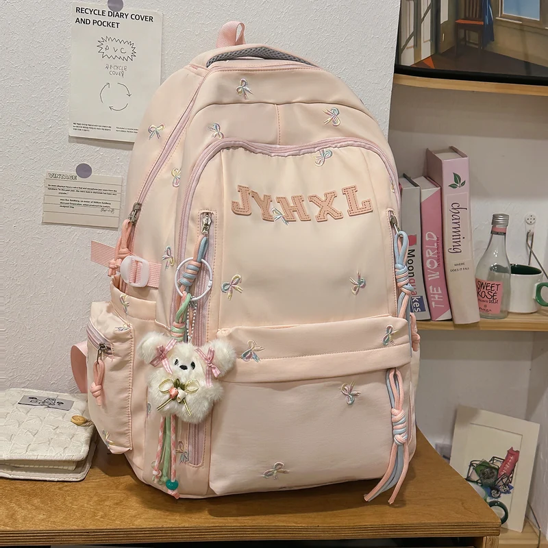 Dekorativer gestickter Rucksack Karnz