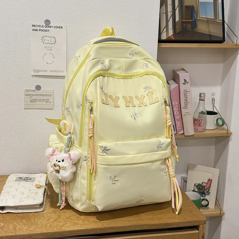 Dekorativer gestickter Rucksack Karnz